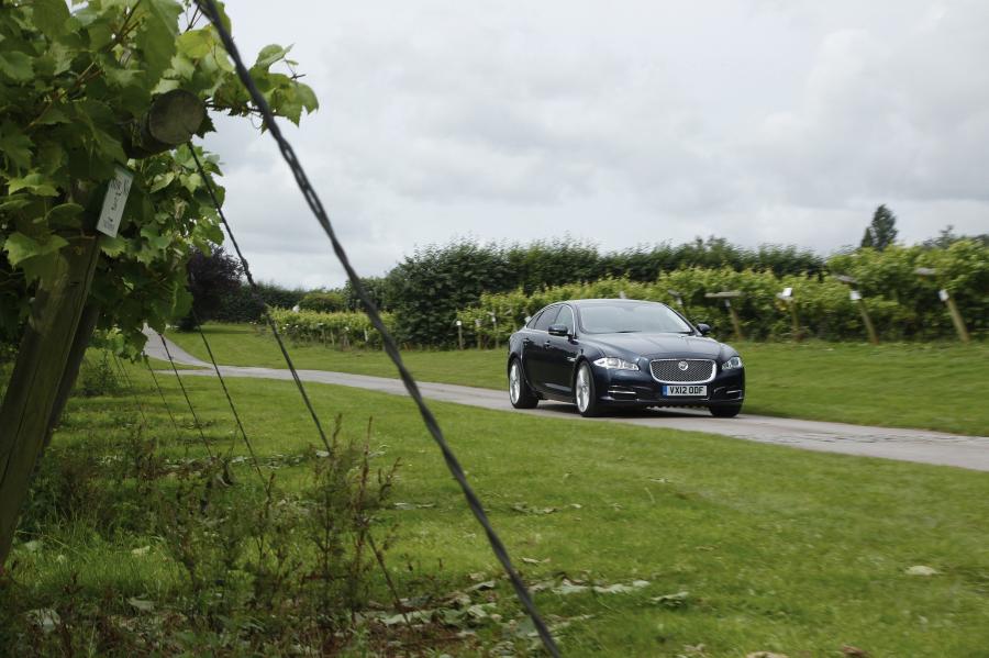  Jaguar XJ 2012 года  (UK) (фото 74 из 121)